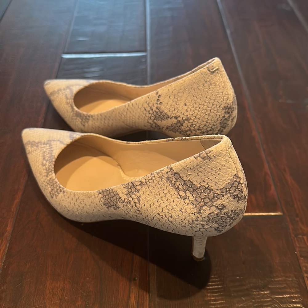Cole Haan Like New Pointed Toe Kitten Heel - size 8 - Picture 2 of 5